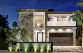 Фешенебельная двухэтажная вилла с мебелью и благоустроенной террасой на крыше в Лос-Анджелесе за 3 488 000 €