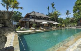 Охраняемая вилла с бассейном и теннисным кортом рядом с пляжем, Санур, Бали, Индонезия за 9 800 € в неделю