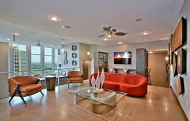 Двухуровневые апартаменты с камином, балконом и панорамными видами, в резиденции с бассейном и тренажерным залом, Форт-Уэрт, Техас, США за 781 000 €