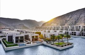 Комплекс вилл у воды в большой резиденции с пляжем и 5-звездочным отелем, Маскат, Оман за От $1 384 000
