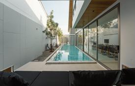 Двухэтажная вилла с большим бассейном, террасой и садом, рядом с гольф-клубами и пляжем, Пасак, Пхукет, Таиланд за 724 000 €