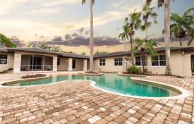 Просторная вилла с задним двором, бассейном, зоной отдыха и тремя гаражами, Майами, США за 1 530 000 €