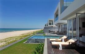 Элитная вилла с бассейном и просторным участком на первой линии от пляжа, Дананг, Вьетнам за 3 678 000 €