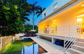 Просторная вилла с задним двором, бассейном, зоной отдыха, садом, террасой и гаражом, Майами, США за 1 632 000 €