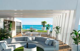 Квартира на первой линии пляжа с частным солярием и видом на море, в 50 метрах от моря в Ла Манге за 800 000 €
