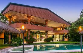 Вилла с отдельным апартаментом, садом, бассейном и парковкой, на берегу океана, в Порт Дуглас, Австралия за $3 935 000
