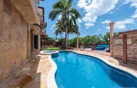Роскошная вилла с задним двором, бассейном, садом и террасой, двумя гаражами, Майами-Бич, США за 2 229 000 €
