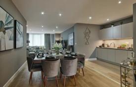 Меблированные трехкомнатные апартаменты с балконом в новой резиденции, Лондон, Великобритания за 613 000 €