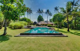 Вилла с бассейном, гостевым домом и садом в спокойном районе, рядом с пляжем, Кетевель, Бали, Индонезия за 5 800 € в неделю