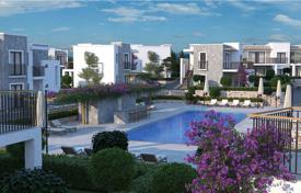 Малоэтажная резиденция с бассейнами в 400 метрах от моря, Бодрум, Турция за От $585 000