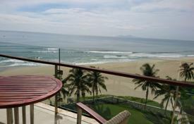 Комфортабельный пентхаус с террасой и видом на море в элитном курортном комплексе, на первой линии от пляжа, Дананг, Вьетнам за 1 655 000 €